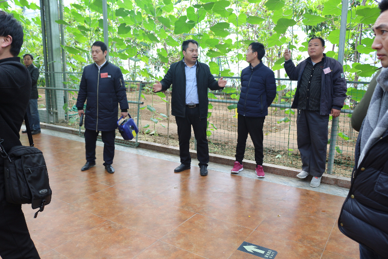 在参观的间隙，李军老师和十四期学员聚在一起，讲解无土栽培的技术